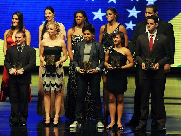 Thiago Pereira (à frente, na ponta direita) agradeceu ao Corinthians pelo apoio no último ciclo olímpico Foto: Daniel Ramalho / Terra