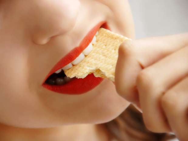 Para ter 100% de sucesso quando um dente sai completamente da boca, o reimplante deve ocorrer nos 10 minutos seguintes ao trauma ou ser armazenado no leite. Se o dente for colocado em um recipiente com leite, esse tempo de 10 minutos passa para seis horas e, nesse período, é possível procurar atendimento médico. Foto: Shutterstock Para ter 100% de sucesso quando um dente sai completamente da boca, o reimplante deve ocorrer nos 10 minutos seguintes ao trauma ou ser armazenado no leite. Se o dente for colocado em um recipiente com leite, esse tempo de 10 minutos passa para seis horas e, nesse período, é possível procurar atendimento médico. Foto: Shutterstock