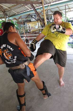 Todas as manhãs, ele corria 5,5 km em jejum, comia salada de frutas no café da manhã e fazia de três a quatro treinos de boxe tailandês diariamente. \"Foi uma luta para andar 400 metros no começo, mas agora estou correndo 10 km todas as manhãs\", disse Foto: Facebook / Divulgação