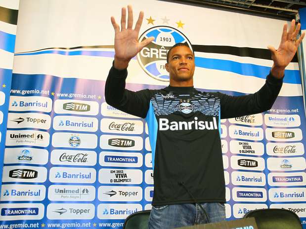 Dida acena em sua apresentação como reforço do Grêmio para 2013 Foto: Lucas Uebel/Grêmio FBPA / Divulgação Dida acena em sua apresentação como reforço do Grêmio para 2013 Foto: Lucas Uebel/Grêmio FBPA / Divulgação