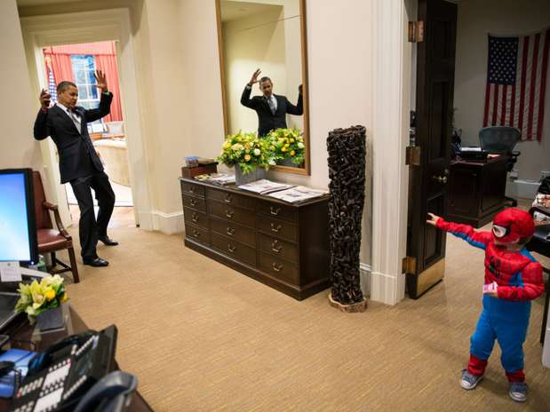 Obama é atingido pelos poderes do pequeno super-herói aracnídeo na Casa Branca Foto: PETE SOUZA/WHITE HOUSE/FLICKR Obama é atingido pelos poderes do pequeno super-herói aracnídeo na Casa Branca Foto: PETE SOUZA/WHITE HOUSE/FLICKR