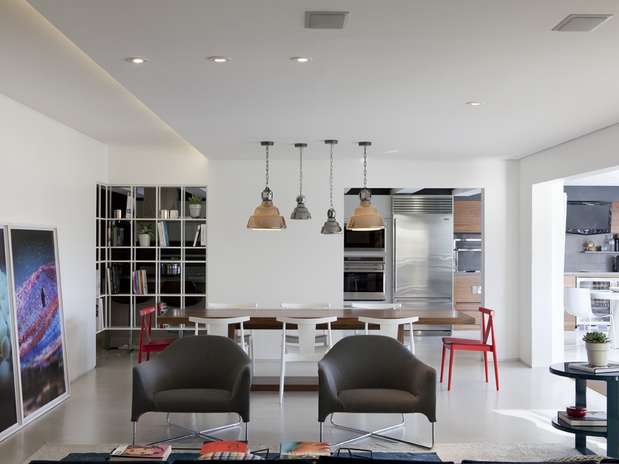 Sala de estar, jantar e cozinha alinham-se no mesmo plano neste apartamento em São Paulo Foto: Flávia Gerab/Divulgação