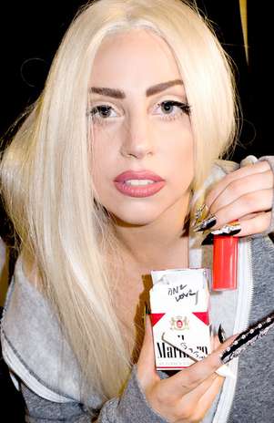 Orgulhosa, ela posou para o badalado fotógrafo Terry Richardson com os regalos: um maço de cigarro onde se lia \"one love\" (um amor, em tradução literal), um isqueiro vermelho e um cigarro caseiro com a palavra \"Gaga\" Foto: Terry Richardson's Diary / Reprodução
