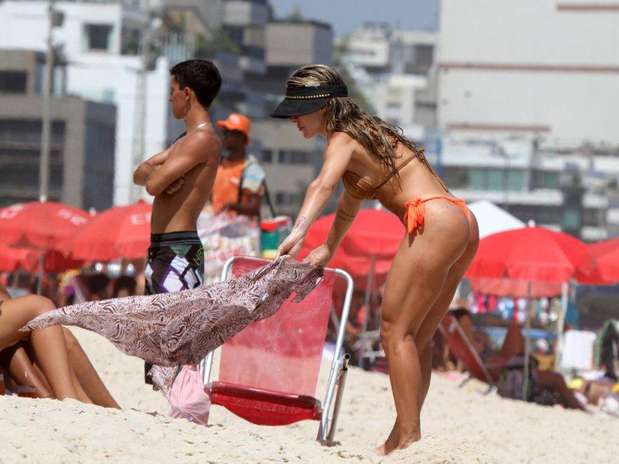 A modelo Joana Machado aproveitou a ensolarada tarde desta quarta-feira (19) para curtir com os filhos a praia do Leblon, na zona sul do Rio de Janeiro Foto: Andre Freitas / AgNews