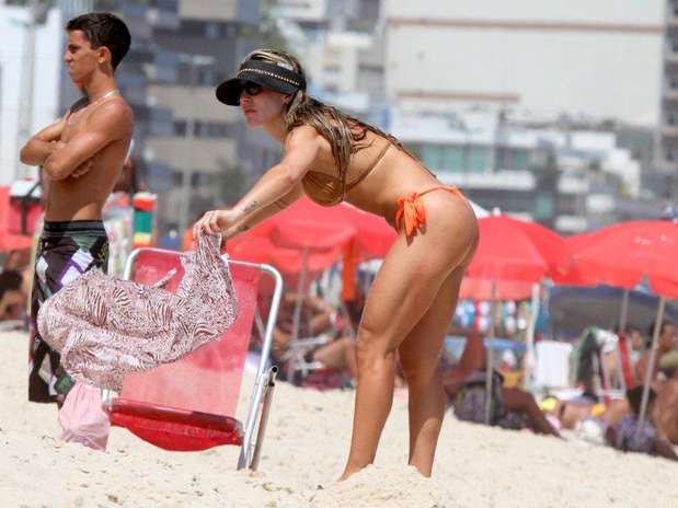 A modelo Joana Machado aproveitou a ensolarada tarde desta quarta-feira (19) para curtir com os filhos a praia do Leblon, na zona sul do Rio de Janeiro Foto: Andre Freitas / AgNews