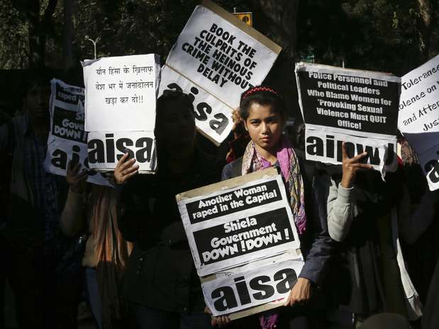Mulheres protestam em frente à residência da ministra chefe de Déli, Sheila Dikshit, nesta quarta-feira Foto: AP