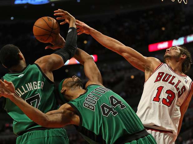Joakim Noah encara a marcação dos Celtics Foto: Getty Images