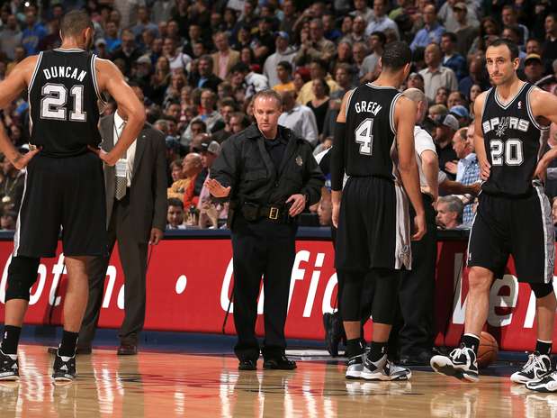 Jogadores dos Spurs lamentam derrota para os Nuggets Foto: Getty Images
