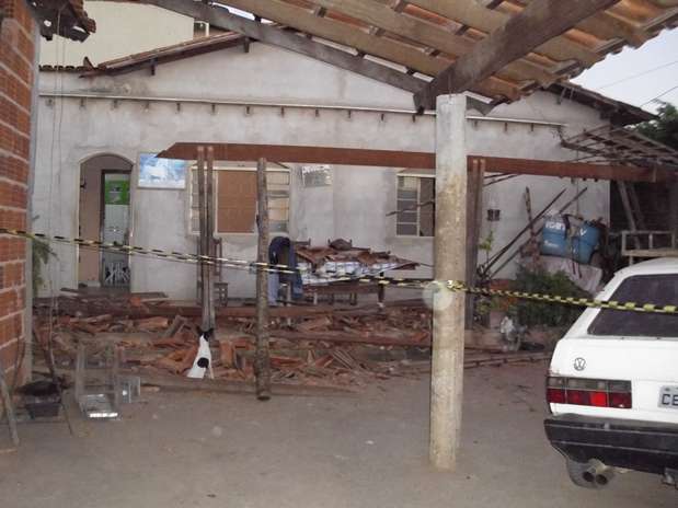 O telhado de uma casa desabou durante os tremores Foto: Corpo de Bombeiros / Divulgação