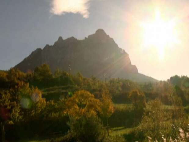 Acesso à montanha de Bugarach, na França, foi fechado Foto: BBC Acesso à montanha de Bugarach, na França, foi fechado Foto: BBC