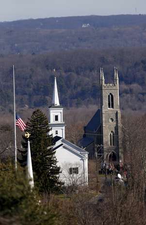 Bandeira americana a meio-mastro em Newtown durante funeral de vítima do massacre na escola primária Sandy Hook Foto: AP Bandeira americana a meio-mastro em Newtown durante funeral de vítima do massacre na escola primária Sandy Hook Foto: AP