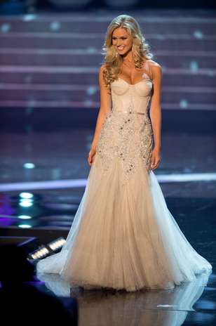Miss Austrália Renae Ayris durante desfile de traje de gala Foto: Divulgação