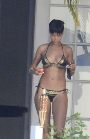 Rihanna foi fotografada sozinha a maior parte do tempo Foto: The Grosby Group