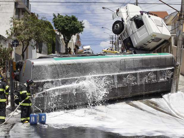 O acidente provocou o vazamento de três tipos de combustível Foto: Nelson Antoine /Fotoarena / Especial para Terra
