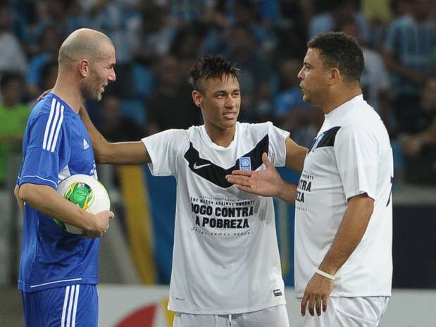 Jogo Contra Pobreza reuniu astros do futebol mundial nesta quarta-feira na Arena do Grêmio Foto: AFP Jogo Contra Pobreza reuniu astros do futebol mundial nesta quarta-feira na Arena do Grêmio Foto: AFP