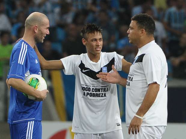 Jogo Contra Pobreza reuniu astros do futebol mundial nesta quarta-feira na Arena do Grêmio Foto: AFP