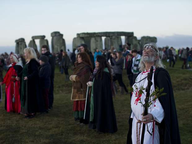Reino Unido - O líder druida Arthur Uther Pendragon (dir.) observa o nascer do sol no ancestral círculo de pedras de Stonehenge, no sul da Inglaterra. Muitos cultistas do apocalipse, pagãos e seguidores da Nova Era rumaram ao local para o tradicional acompanhamento do alvorecer no Solstício de Inverno com a expectativa de algo poderia acontecer neste 21 de dezembro. Aqueles que esperavam o fim do mundo, contudo, se frustraram Foto: AP