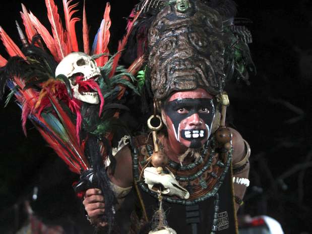 Grupo folclórico faz cerimônia para se despedir do último sol desta era em frente ao templo do Grande Jaguar, em Petén, na Guatemala Foto: EFE Grupo folclórico faz cerimônia para se despedir do último sol desta era em frente ao templo do Grande Jaguar, em Petén, na Guatemala Foto: EFE