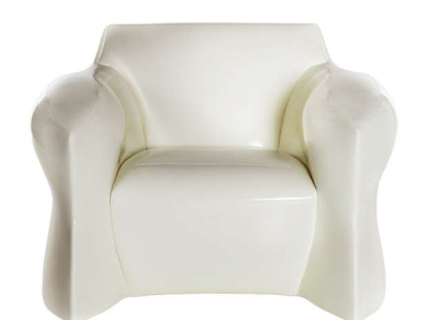 Esta poltrona branca estofada com poliuretano é um dos modelos com o maior número de réplicas: são 48 peças numeradas e assinadas Foto: Divulgação/Pitt & Pollaro