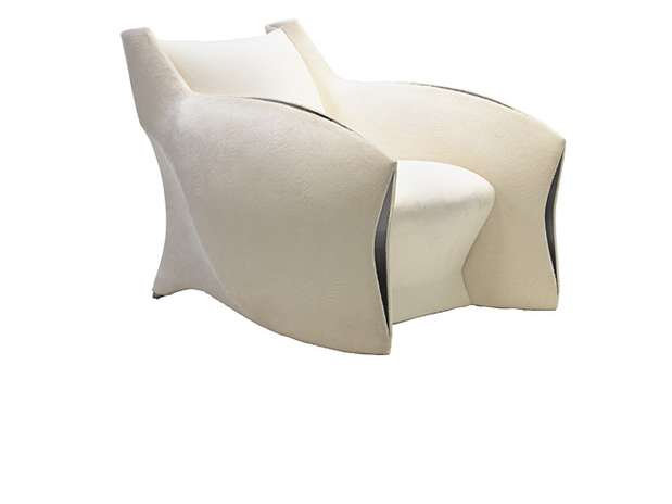 A estrutura desta poltrona é de ébano de Macassar, com detalhes em bronze patinado. O estofado é coberto com couro sintético Brad Pitt já protagonizou protesto contra o uso de peles de animal Foto: Divulgação/Pitt & Pollaro