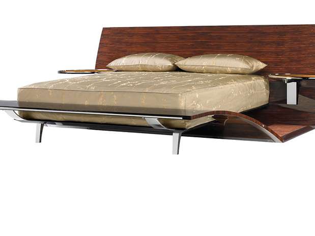 Talvez a peça mais detalhada da dupla Pitt e Pollaro, a cama em bronze e madeira tem cabeceira com mesa lateral embutida e pés diferenciados Foto: Divulgação/Pitt & Pollaro
