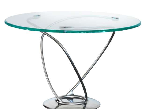 Com os arcos em zigue-zague, esta mesa desenhada por Brad Pitt também é feita com metal patinado Foto: Divulgação/Pitt & Pollaro