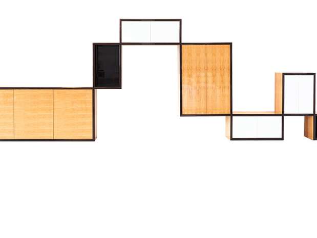 A peça em altos e baixos, como diz o nome (High & Lows Unit), tem madeira de canela acetinada, ébano de Macassar e laca na sua composição Foto: Divulgação/Pitt & Pollaro