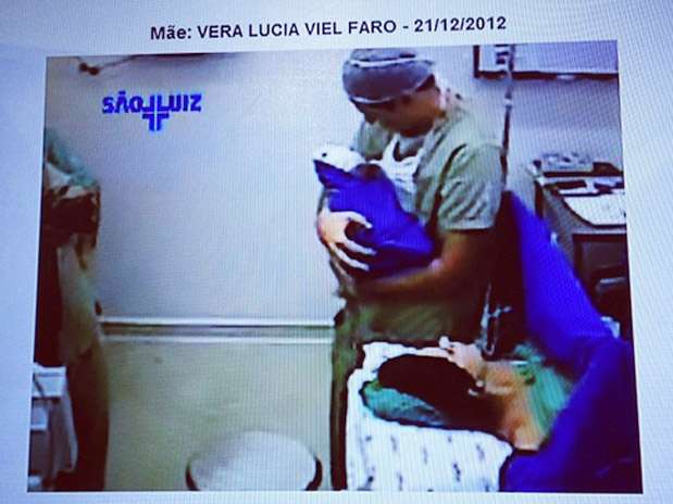 Rodrigo Faro segura Helena no colo, logo após o parto Foto: Instagram / Reprodução Rodrigo Faro segura Helena no colo, logo após o parto Foto: Instagram / Reprodução