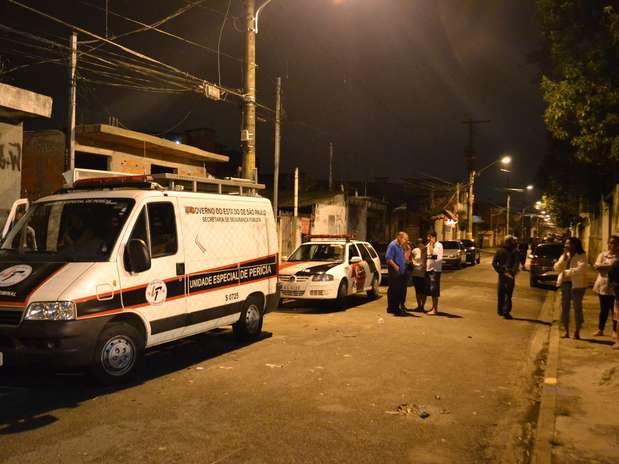 Os policiais foram acionados pelos vizinhos, mas ao entrarem na casa, a mulher já estava morta Foto: Edu Silva / Futura Press Os policiais foram acionados pelos vizinhos, mas ao entrarem na casa, a mulher já estava morta Foto: Edu Silva / Futura Press