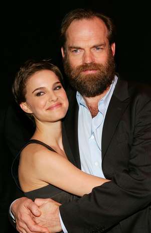 Os atores Hugo Weaving e Natalie Portman estrelam o filme 'V de Vingança' Foto: AFP Os atores Hugo Weaving e Natalie Portman estrelam o filme 'V de Vingança' Foto: AFP