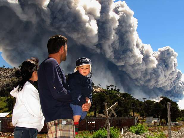Família assista ao vulcão Copahue expelir suas cinzas em Caviahue, na Argentina Foto: Antonio Huglich / AFP