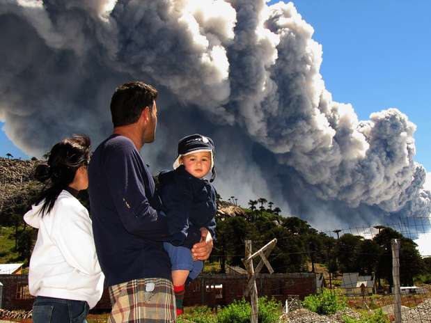 Família assista ao vulcão Copahue expelir suas cinzas em Caviahue, na Argentina Foto: Antonio Huglich / AFP Família assista ao vulcão Copahue expelir suas cinzas em Caviahue, na Argentina Foto: Antonio Huglich / AFP
