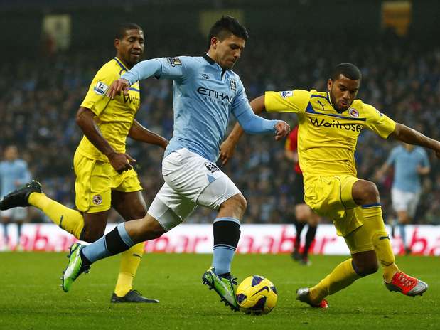 À frente do ataque do Manchester City, Aguero fez o torcedor se desesperar com as inúmeras chances desperdiçadas Foto: Reuters