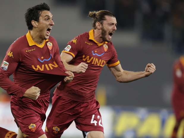 Burdisso (foto), Osvaldo e Lamela (dois) fizeram os gols da Roma, que segue no sexto lugar Foto: AP