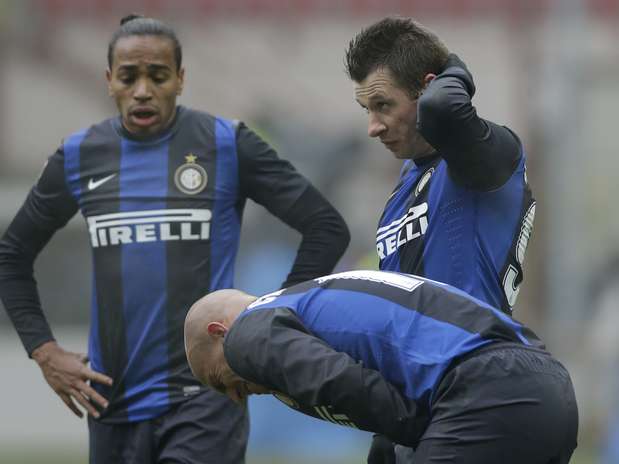 Inter decepcionou em casa e não conseguiu mais que um empate com o Genoa Foto: AP