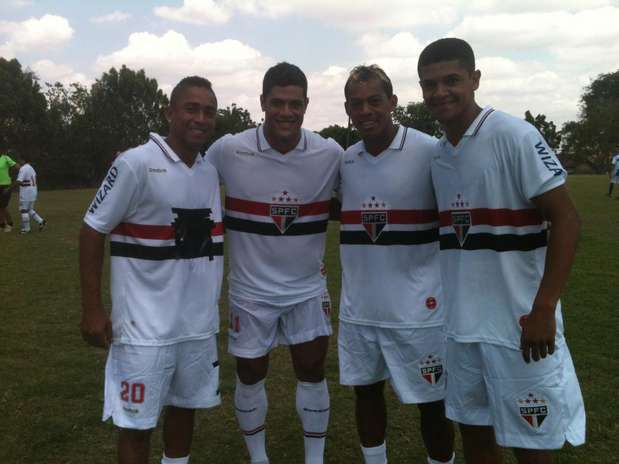 Jorge Henrique (à esq.) explicou que seria um desrespeito usar a camisa do São Paulo sem as fitas adesivas Foto: Facebook / Reprodução