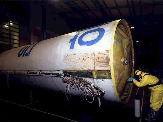 A fração estudada corresponde à parte superior do primeiro estágio do foguete Unha-3, que caiu no Mar Amarelo ao oeste da província sul-coreana de Jeolla do Norte e foi recuperada pela Marinha sul-coreana dois dias depois do lançamento Foto: AP