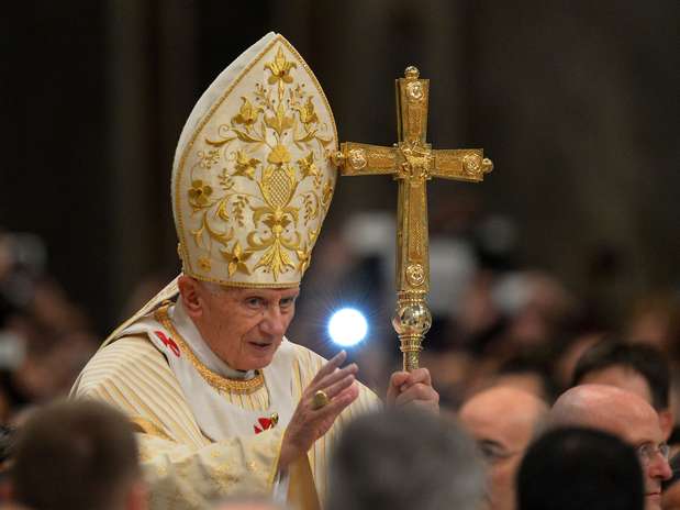 O papa Bento XVI celebra a tradicional Missa do Galo na basílica de São Pedro do Vaticano, a oitava de seu Pontificado Foto: Vincenzo Pinto / AFP