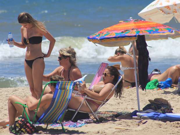 24 de dezembro - Muitas mulheres tiraram o dia para tomar sol nas praias de Florianópolis Foto: Fabrício Escandiuzzi / Especial para Terra