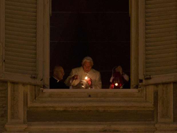 Bento XVI acende vela na janela de seu apartamento durante cerimônia de apresentação do presépio na Praça de São Pedro Foto: Reuters