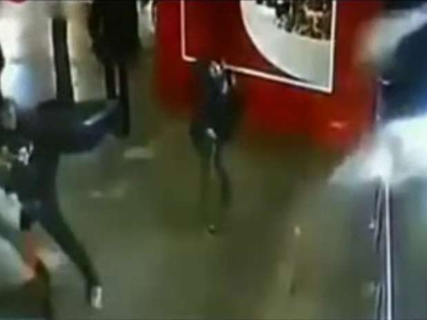 Imagem de câmera de segurança mostra o aquário explodindo e atingindo pessoas em um shopping de Xangai Foto: Reprodução