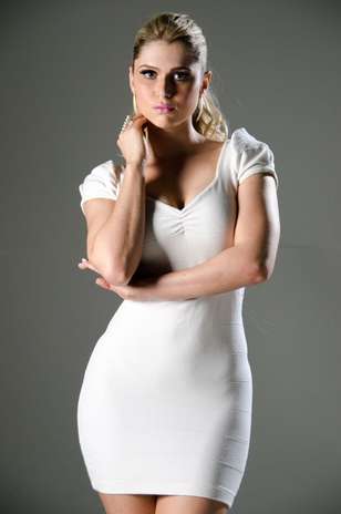 Fernanda Araldi também posou com outro vestido branco como sugestão de look de Réveillon Foto: Nelson Miranda/Divulgação