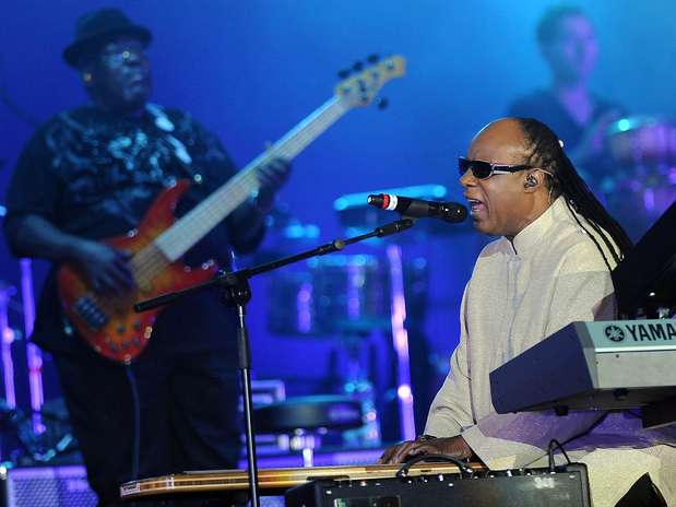 Vestindo uma túnica dourada, músico americano começou o concerto logo com um hit para ouvir os primeiros gritos e palmas de empolgação da multidão: \"What a Wonderful World This Would Be\" Foto: Daniel Ramalho / Terra Vestindo uma túnica dourada, músico americano começou o concerto logo com um hit para ouvir os primeiros gritos e palmas de empolgação da multidão: \"What a Wonderful World This Would Be\" Foto: Daniel Ramalho / Terra