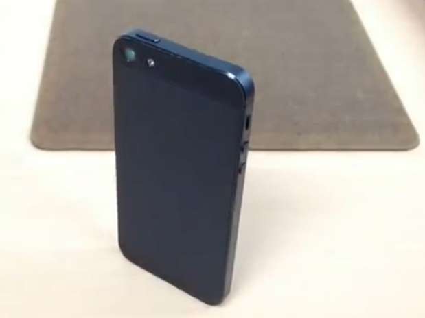 Corpo do iPhone 5 (foto), que é de alumínio, seria de policarbonato, segundo jornal americano Foto: YouTube / Reprodução
