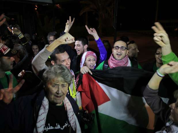 Ativistas franceses e egípcios fazem sinal da vitória na chegada à Faixa de Gaza Foto: AFP Ativistas franceses e egípcios fazem sinal da vitória na chegada à Faixa de Gaza Foto: AFP