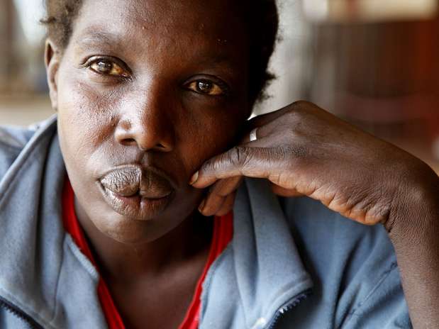 Maimouna Awuor, 44 anos, contou que ficou presa no hospital por 20 dias, até o prefeito de Nairóbi pagar a conta Foto: AP