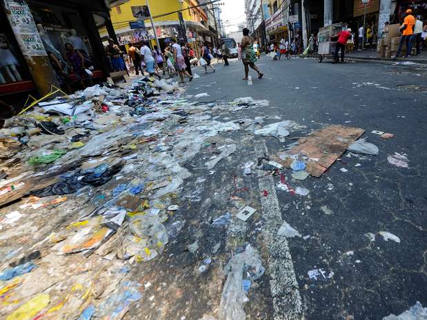 A ausência na coleta de lixo em Duque de Caxias deixou um cenário quase apocalíptico na cidade Foto: Mauro Pimentel / Terra