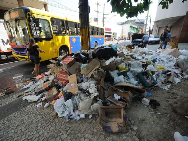 Depois de três meses de coleta irregular, caminhões de lixo voltaram a circular em Duque de Caxias Foto: Mauro Pimentel / Terra