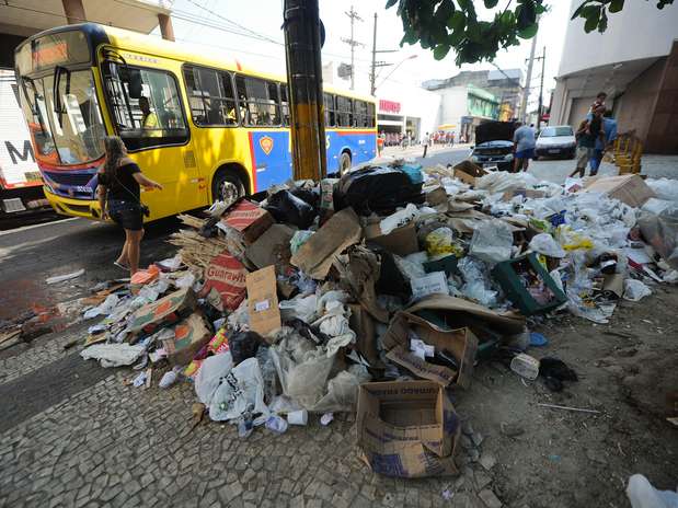 Depois de três meses de coleta irregular, caminhões de lixo voltaram a circular em Duque de Caxias Foto: Mauro Pimentel / Terra Depois de três meses de coleta irregular, caminhões de lixo voltaram a circular em Duque de Caxias Foto: Mauro Pimentel / Terra