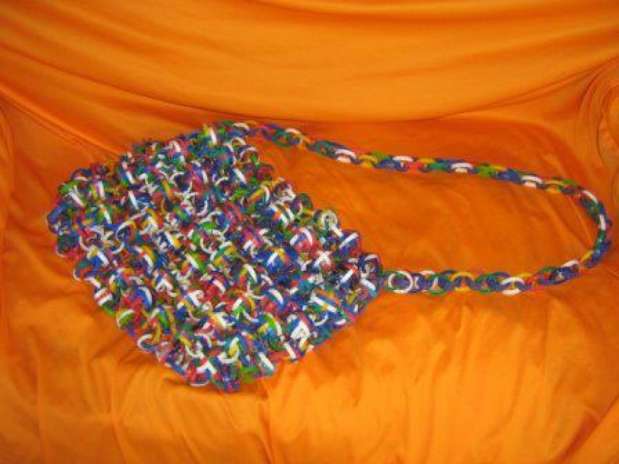 Entre os acessórios com lacres de latas de alumínio, a bolsa é um dos que mais faz sucesso Foto: Divulgação